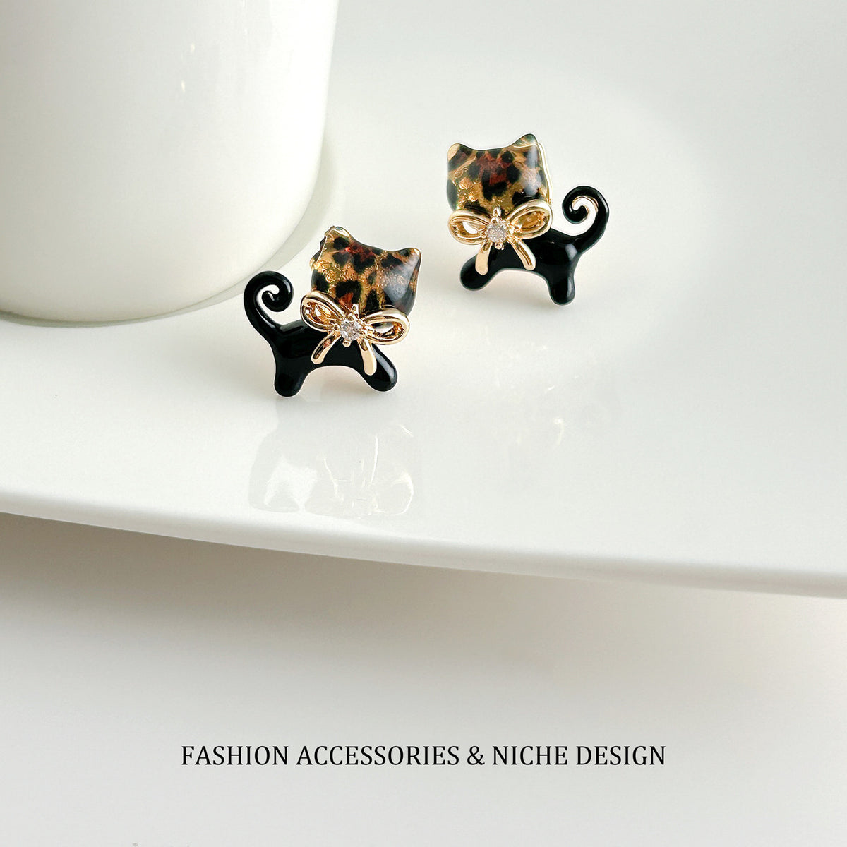 黑色豹紋貓咪耳釘－商品主圖｜https://igowo.tw/