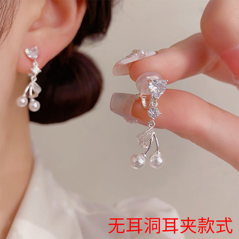 珍珠愛心櫻桃簡約耳夾－商品主圖｜https://igowo.tw/