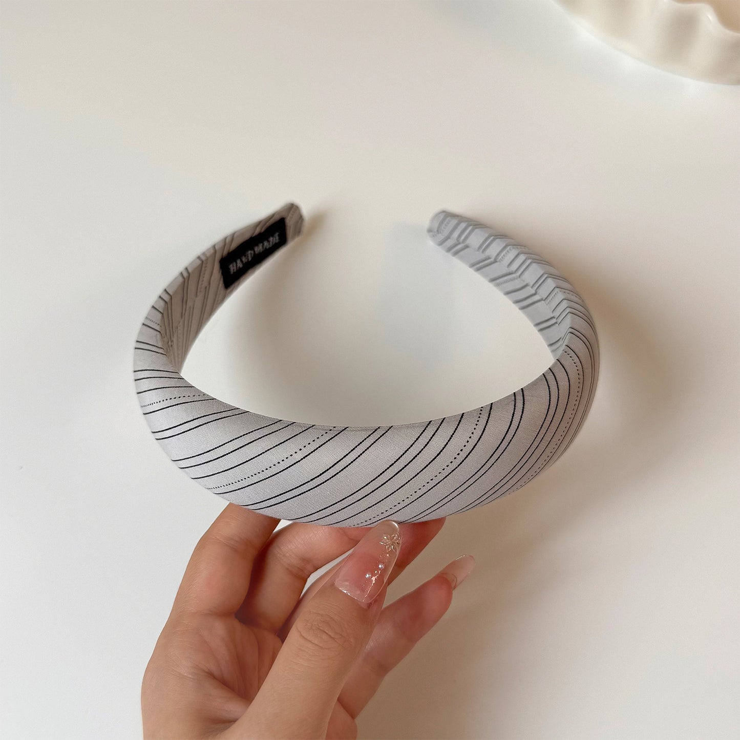 布面格紋寬版髮箍－灰色寬版髮箍款細節｜https://igowo.tw/