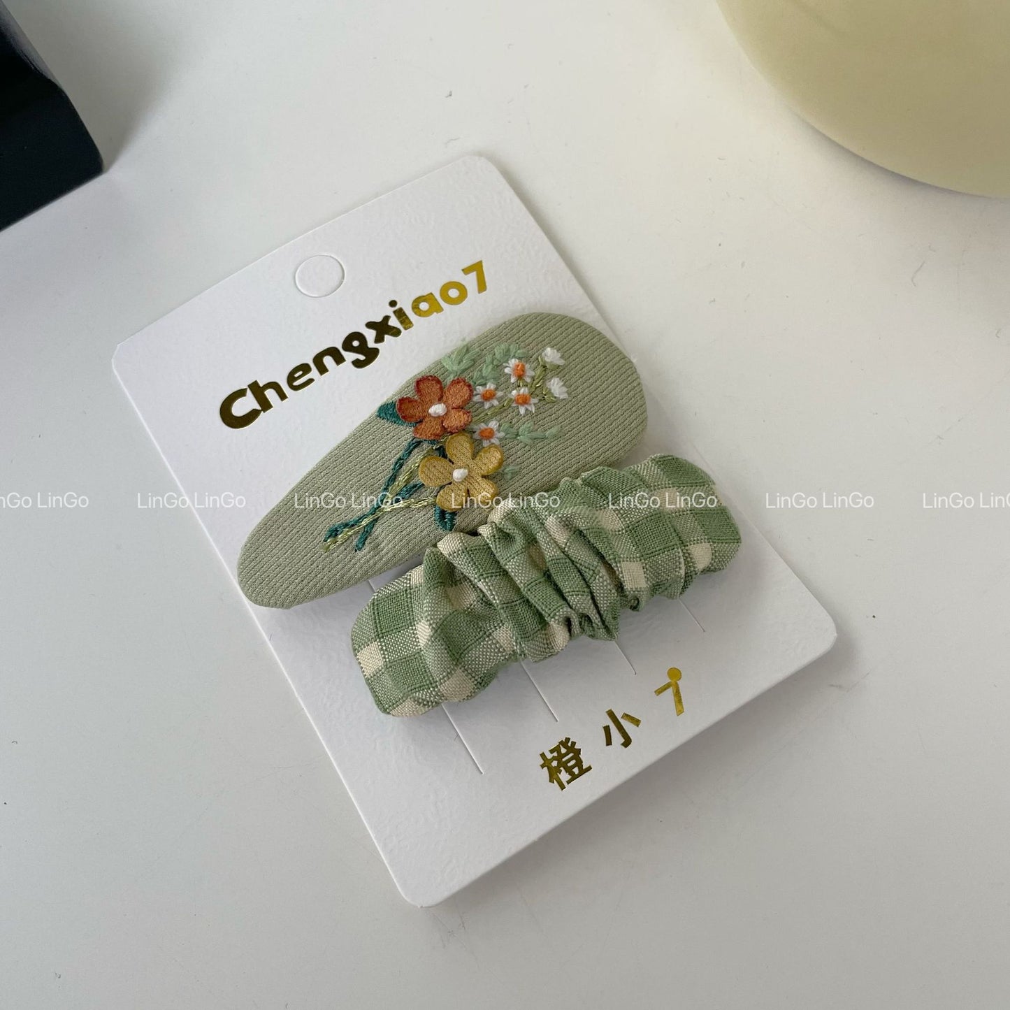 綠色碎花花朵刺繡髮夾－素色細格紋款細節｜https://igowo.tw/
