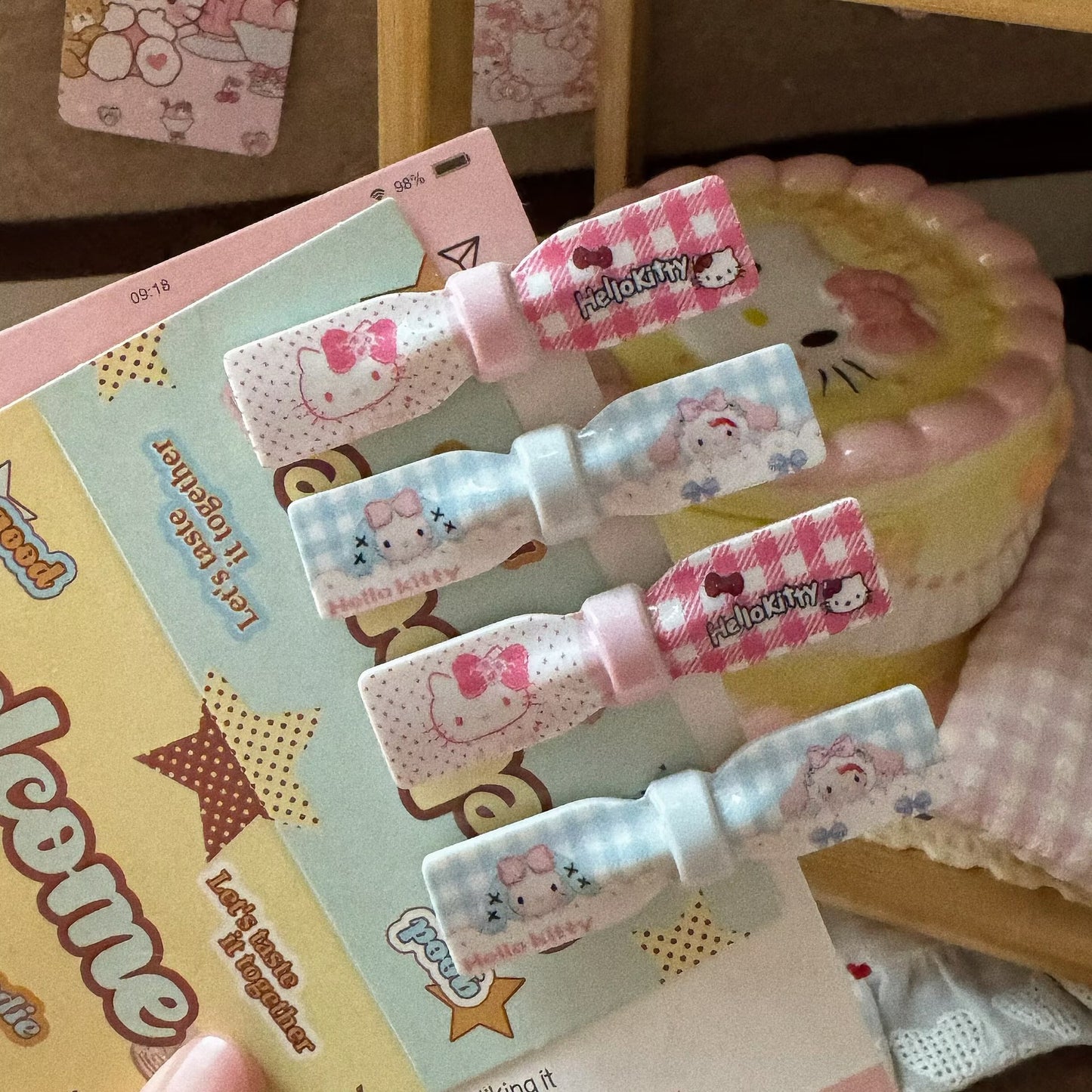 紅色貓咪領結髮夾－商品主圖｜https://igowo.tw/