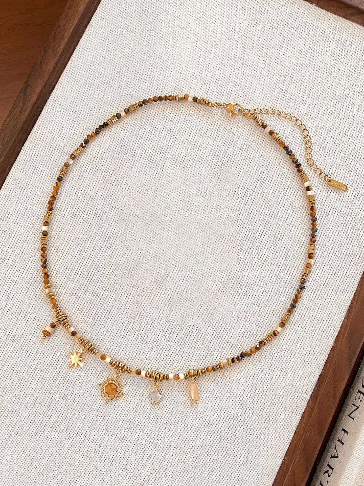 金色虎眼石墜飾項鍊－12#項鍊-金色-咖色款細節｜https://igowo.tw/
