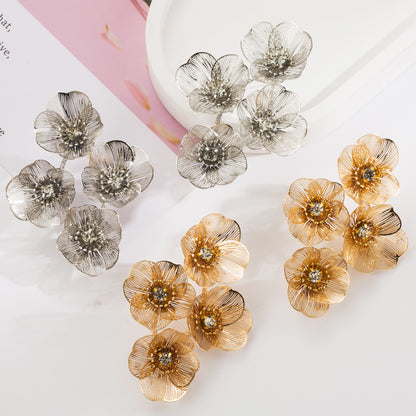 金屬花朵鏤空鑲鑽耳環－商品主圖｜https://igowo.tw/