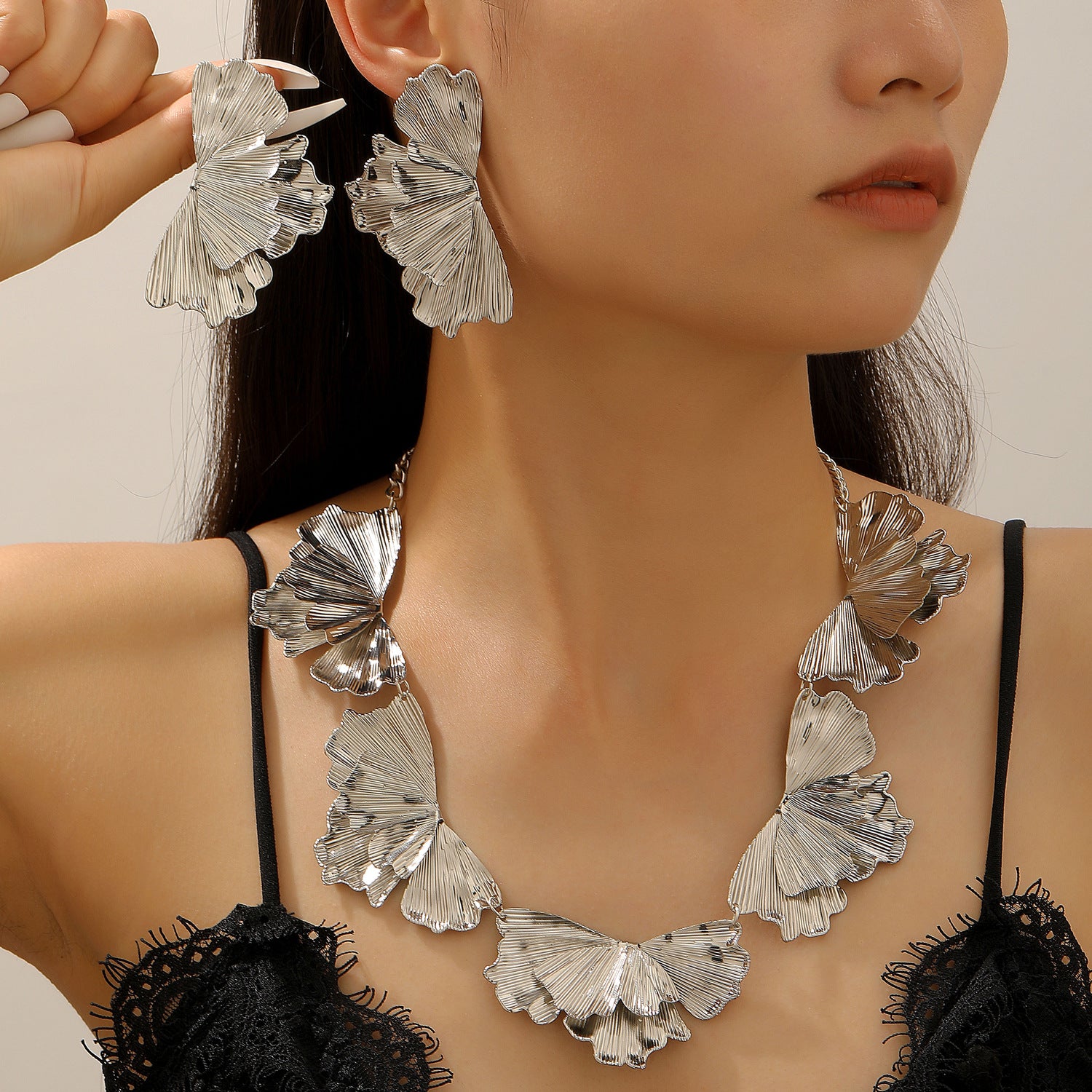 銀杏葉花朵項鍊耳環組－商品主圖｜https://igowo.tw/