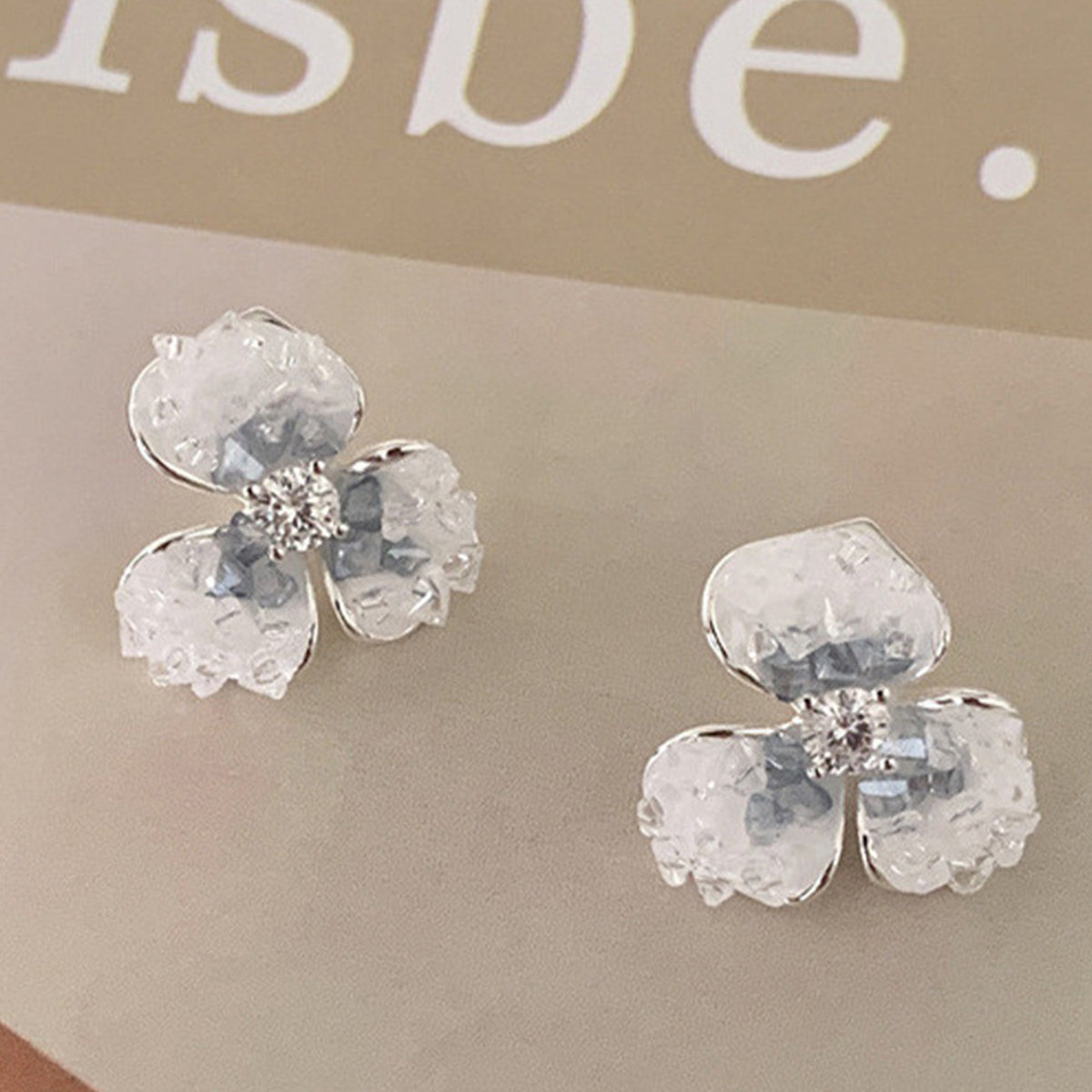 漸層水晶花朵耳釘－商品主圖｜https://igowo.tw/