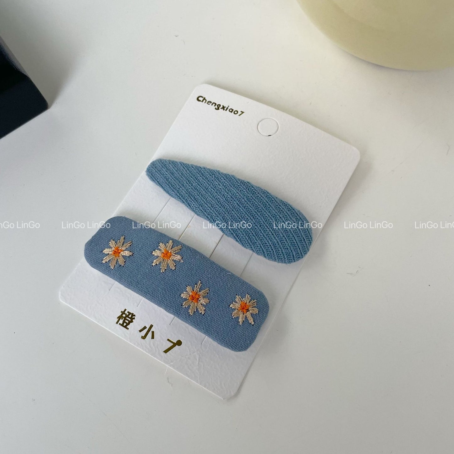 藍色碎花刺繡簡約髮夾－小雛菊橢圓款細節｜https://igowo.tw/