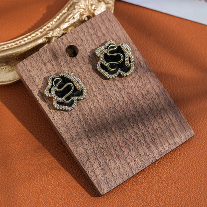 黑色山茶花耳釘－細節特寫1｜https://igowo.tw/
