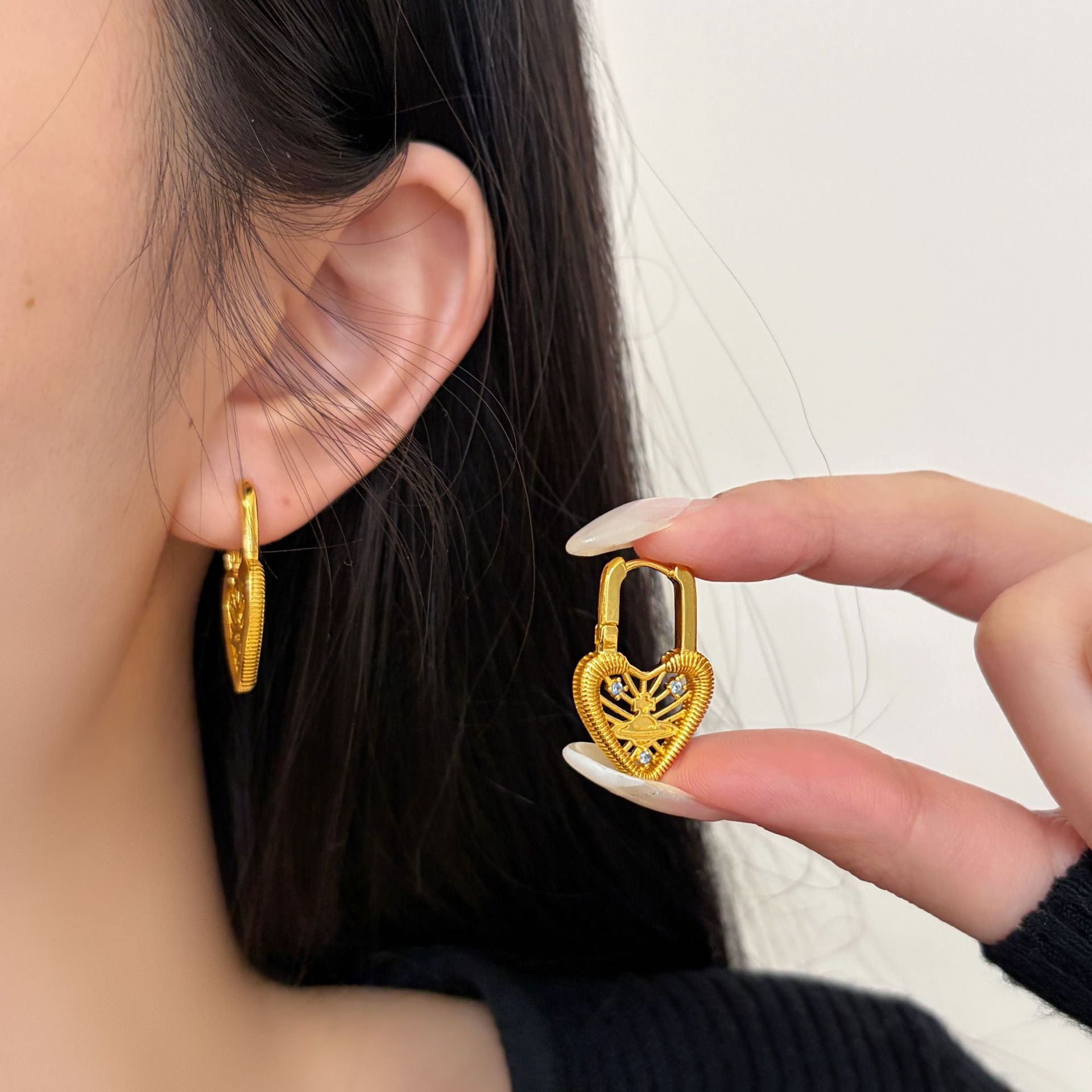 星球愛心簡約耳扣－商品主圖｜https://igowo.tw/