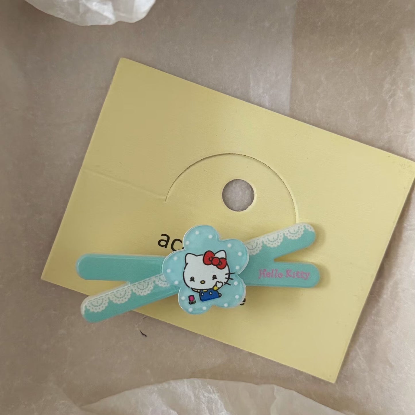 壓克力貓咪花朵髮夾－淺粉交叉髮夾款細節1｜https://igowo.tw/
