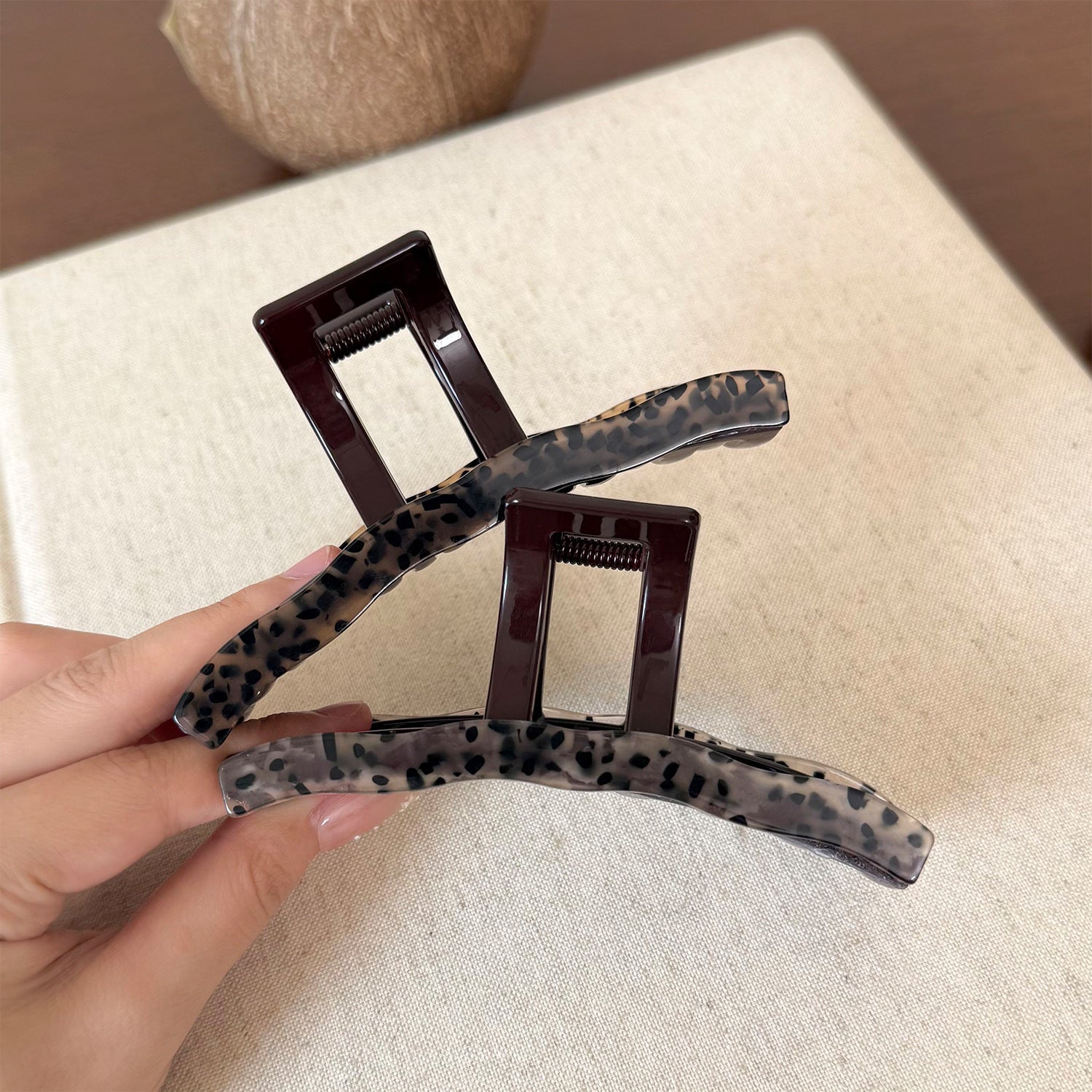 豹紋簡約鯊魚夾－灰波點豹紋抓夾款細節｜https://igowo.tw/