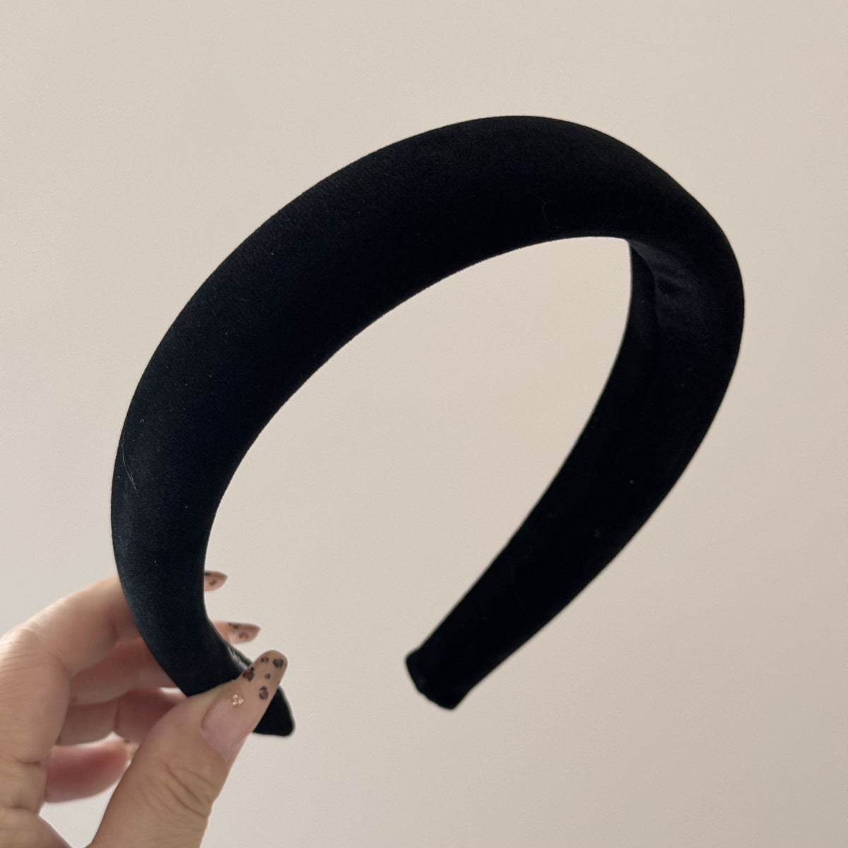 絨面簡約髮箍－細節特寫9｜https://igowo.tw/