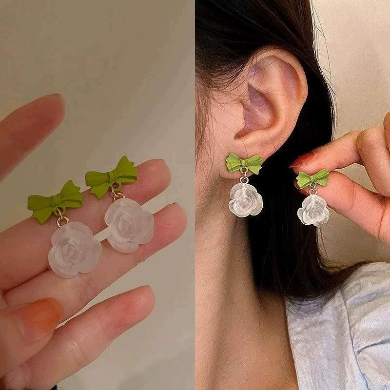 白色花朵耳環－金款細節｜https://igowo.tw/