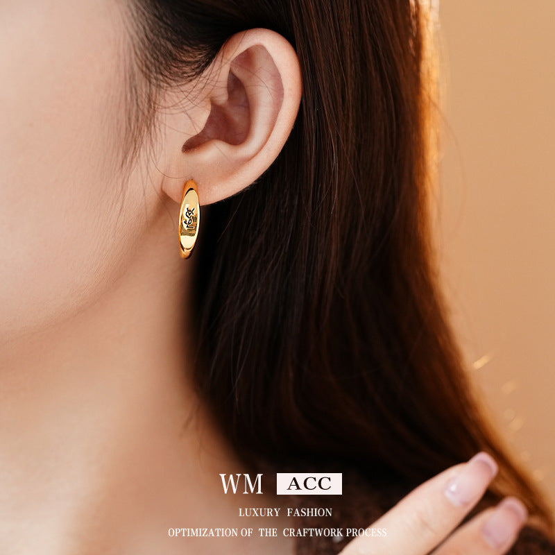金色金屬字母復古耳環－細節特寫2｜https://igowo.tw/