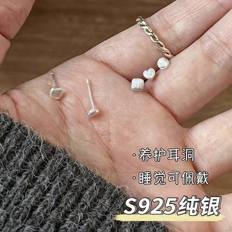 銀針愛心圓形簡約耳釘－通體純銀-心形款細節1｜https://igowo.tw/