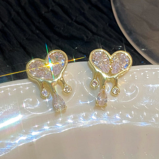 鋯石愛心小巧耳釘－商品主圖｜https://igowo.tw/