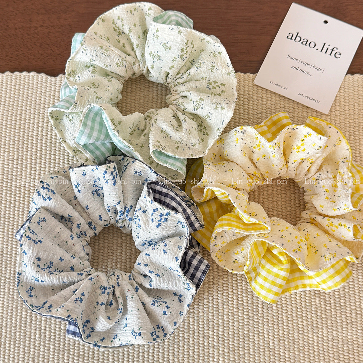 布面格紋碎花髮圈－藍色格紋碎花款實拍｜https://igowo.tw/