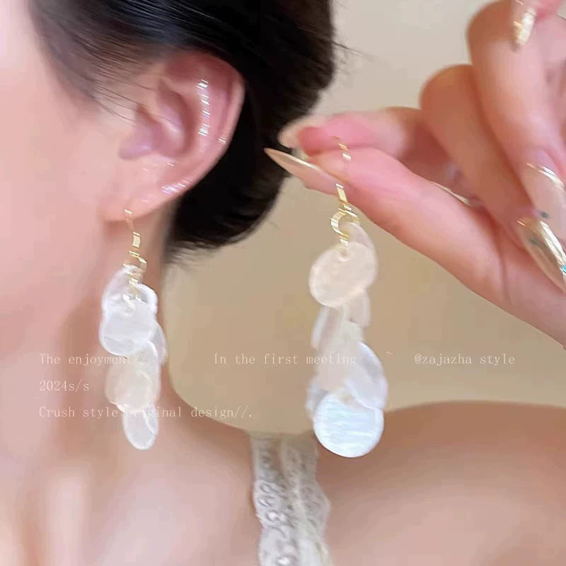 白色花朵耳環－藍款細節｜https://igowo.tw/
