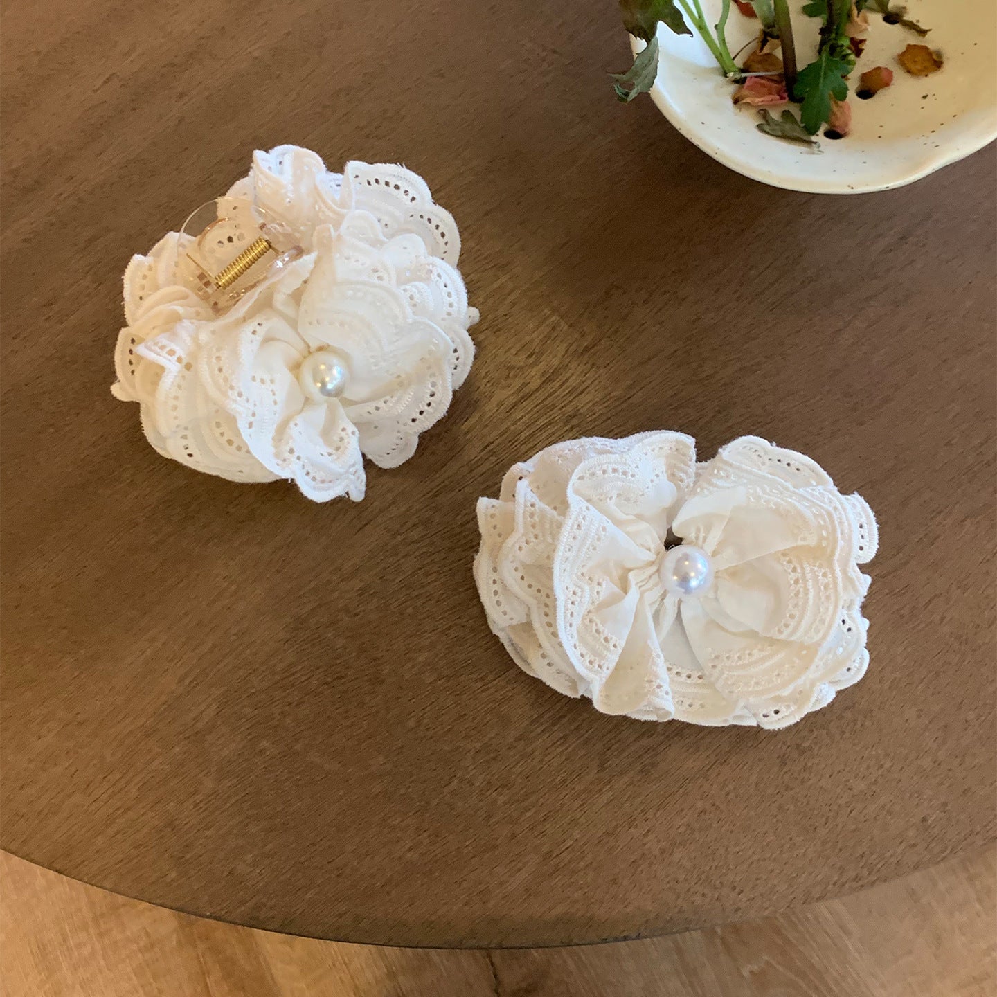 珍珠蝴蝶結花朵髮夾－商品主圖｜https://igowo.tw/