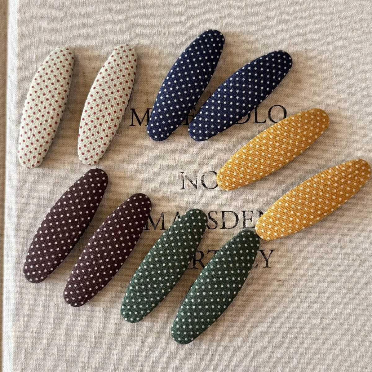 布面波點愛心復古髮夾－第二視角實拍｜https://igowo.tw/