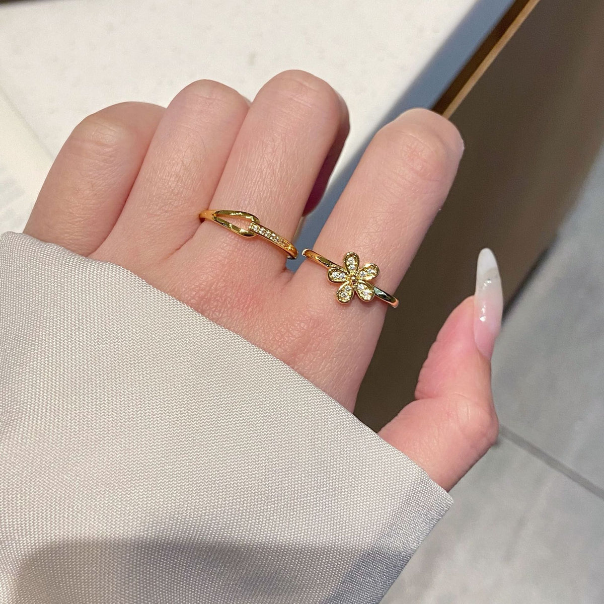 花朵鑲鑽可調式戒指－商品主圖｜https://igowo.tw/