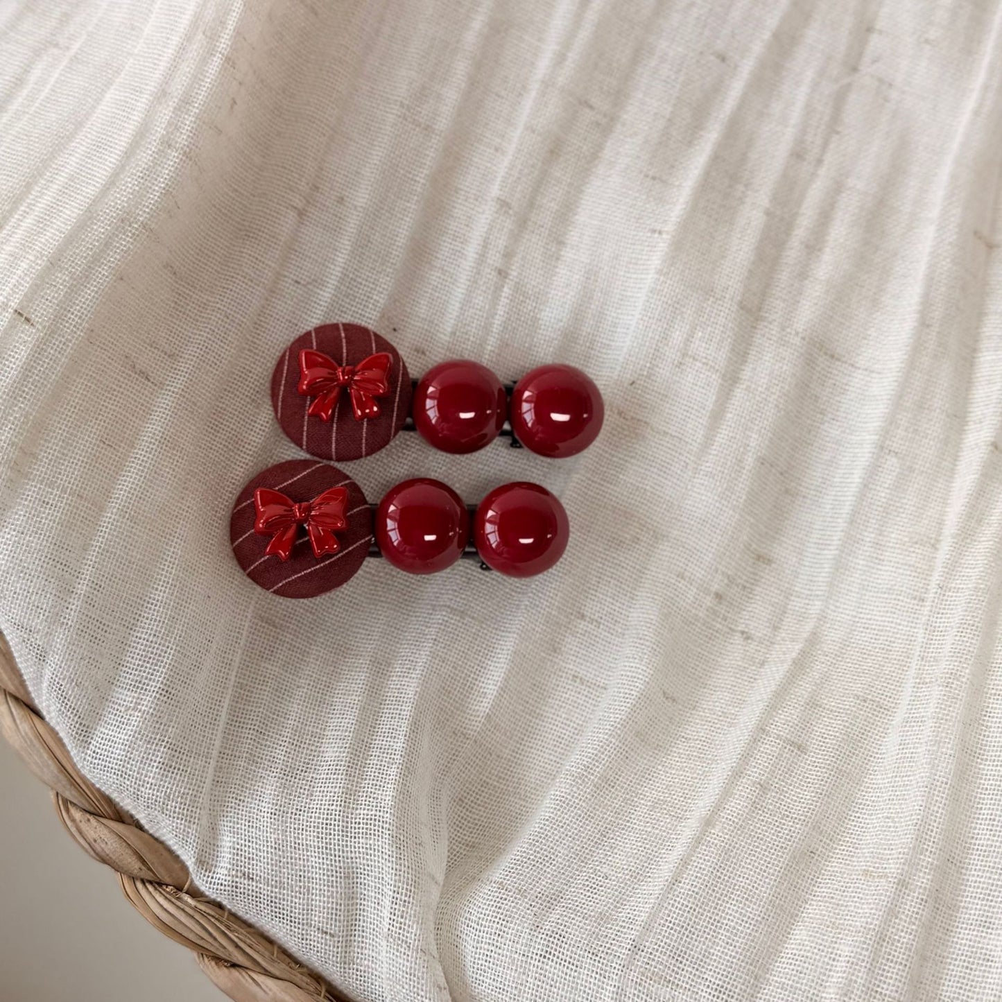 格紋蝴蝶結髮夾－紅色褶邊腸圈款細節｜https://igowo.tw/