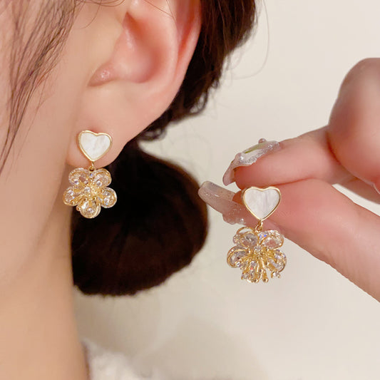 S925鋯石愛心花朵耳釘－商品主圖｜https://igowo.tw/