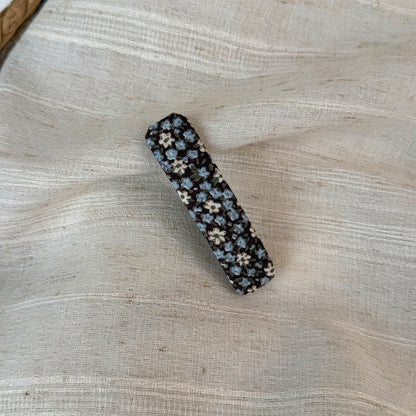 布面碎花橢圓簡約髮夾－米咖碎花-水滴夾款細節｜https://igowo.tw/