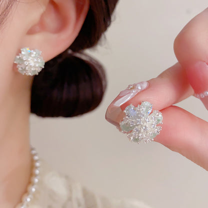 鋯石花朵小巧耳釘－第二視角實拍｜https://igowo.tw/