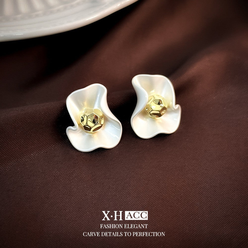 珍珠鋯石山茶花耳釘－細節特寫70｜https://igowo.tw/