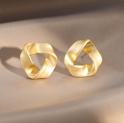 銀針扭紋簡約耳環－細節特寫9｜https://igowo.tw/