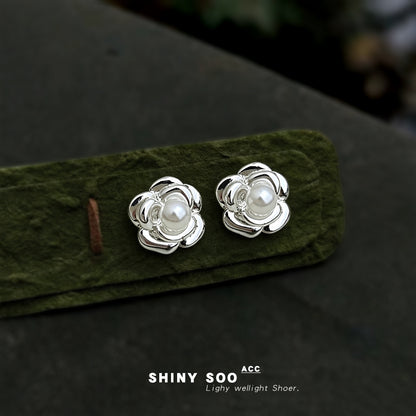 珍珠山茶花耳釘－商品主圖｜https://igowo.tw/