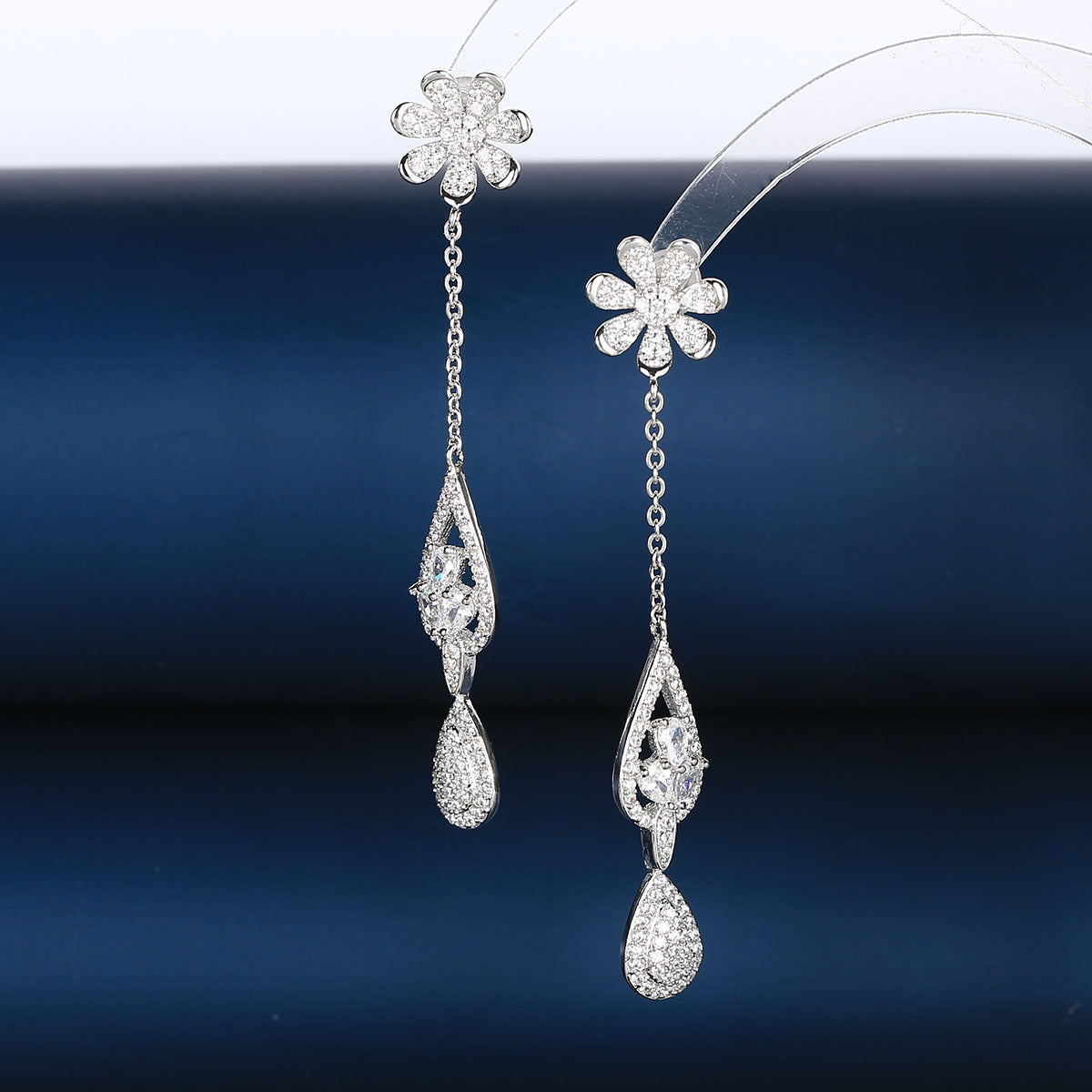 S925鋯石花朵水滴微鑲耳墜－商品主圖｜https://igowo.tw/