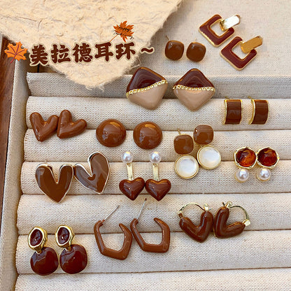 棕色愛心復古耳釘－商品主圖｜https://igowo.tw/