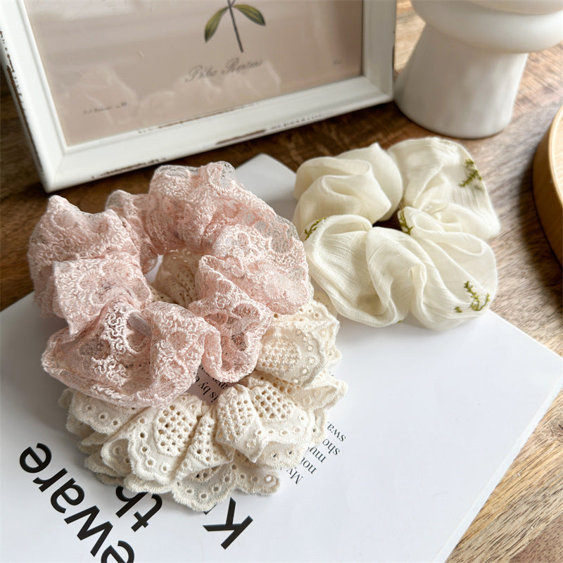 蕾絲大腸圈刺繡髮圈－歐根紗刺繡款細節｜https://igowo.tw/