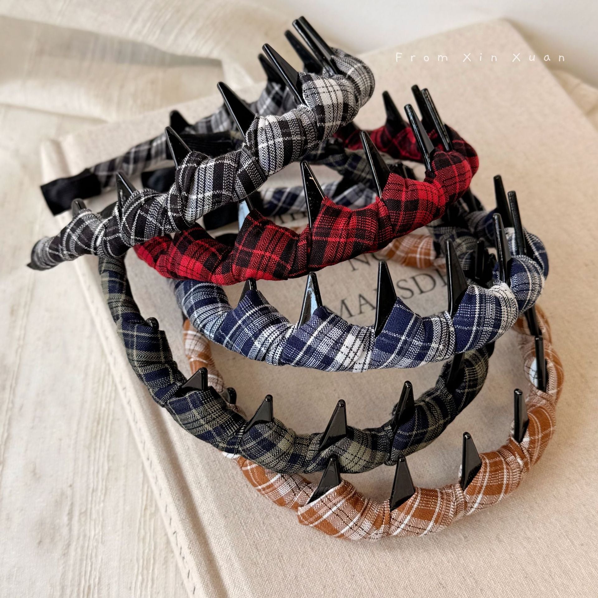 布面格紋纏繞髮箍－卡其格紋款實拍｜https://igowo.tw/