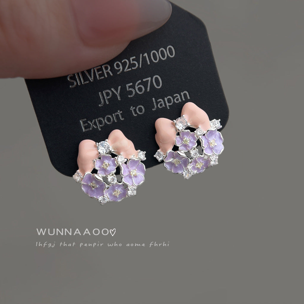 琺瑯蝴蝶結花朵耳釘－商品主圖｜https://igowo.tw/