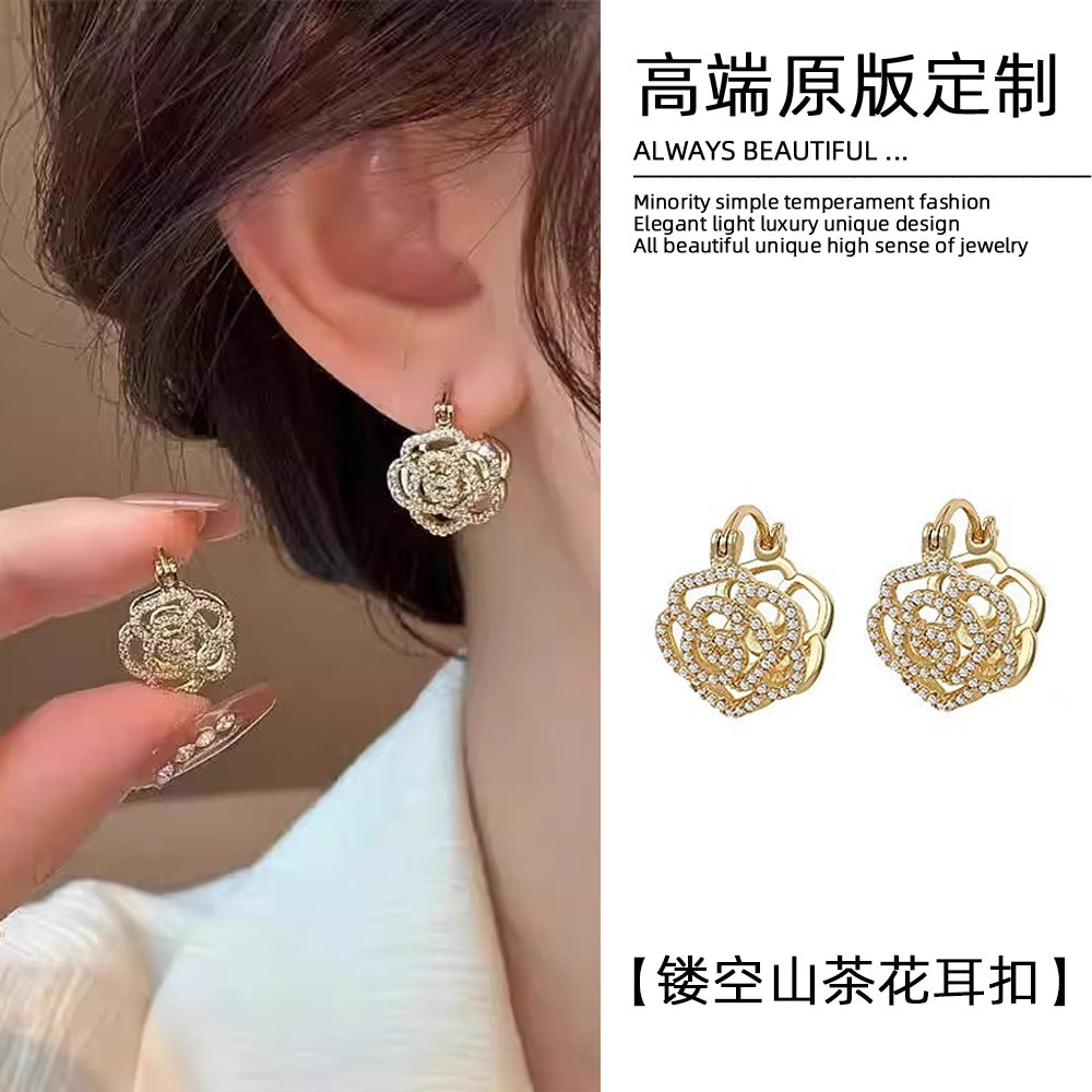 山茶花鏤空微鑲耳扣－商品主圖｜https://igowo.tw/