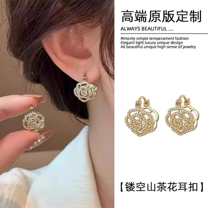 山茶花鏤空微鑲耳扣－商品主圖｜https://igowo.tw/