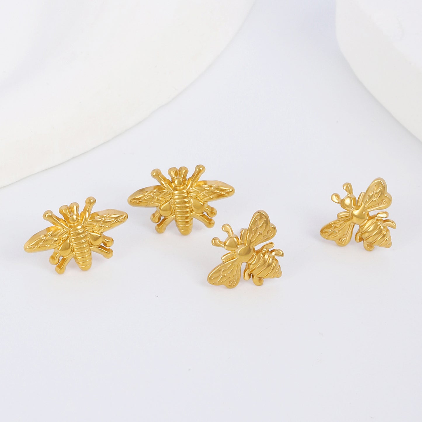 金色不鏽鋼蜜蜂耳釘－商品主圖｜https://igowo.tw/