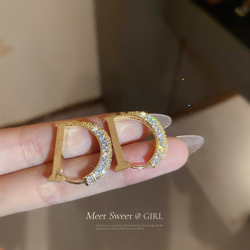 金色鋯石字母耳扣－第二視角實拍｜https://igowo.tw/