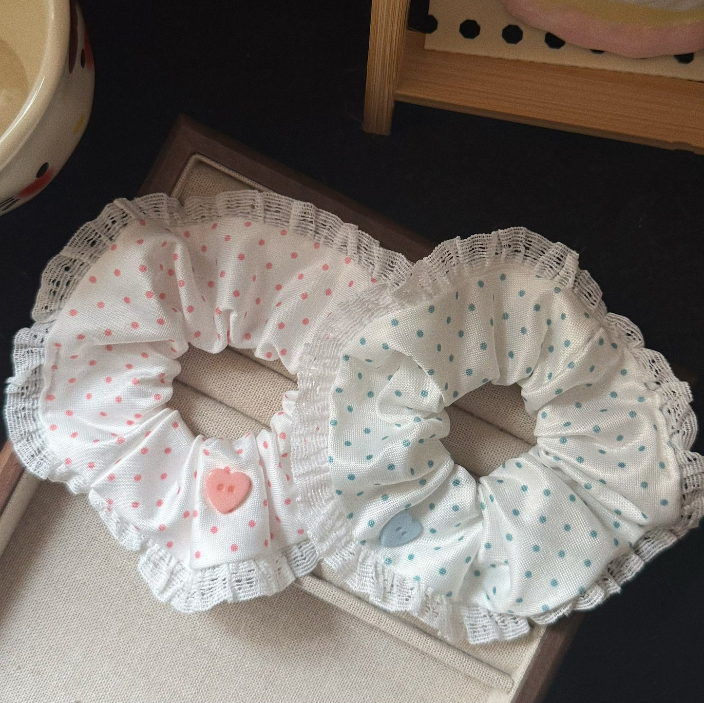 粉色愛心波點髮圈－商品主圖｜https://igowo.tw/