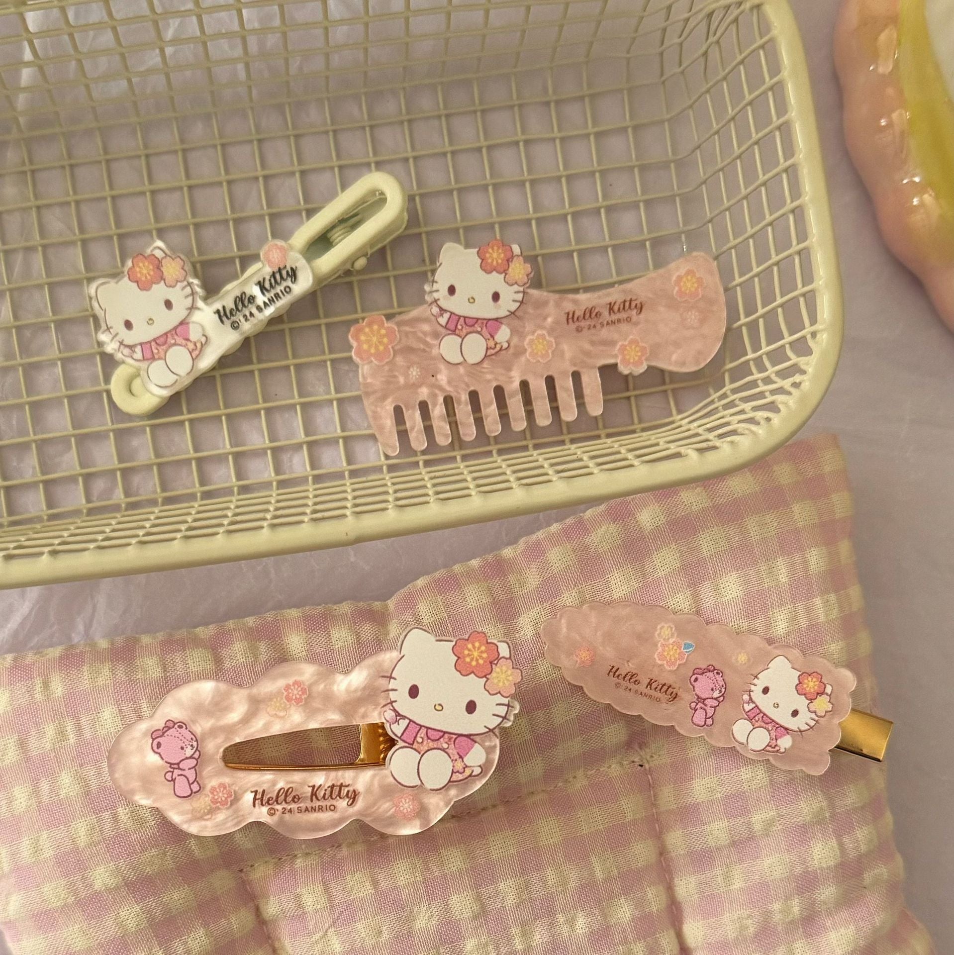 粉色壓克力貓咪髮夾－鏟子髮夾款實拍｜https://igowo.tw/