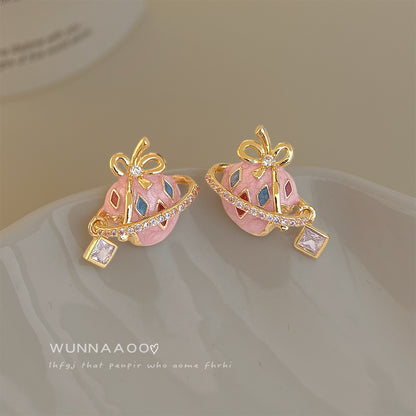 琺瑯草莓耳釘－商品主圖｜https://igowo.tw/