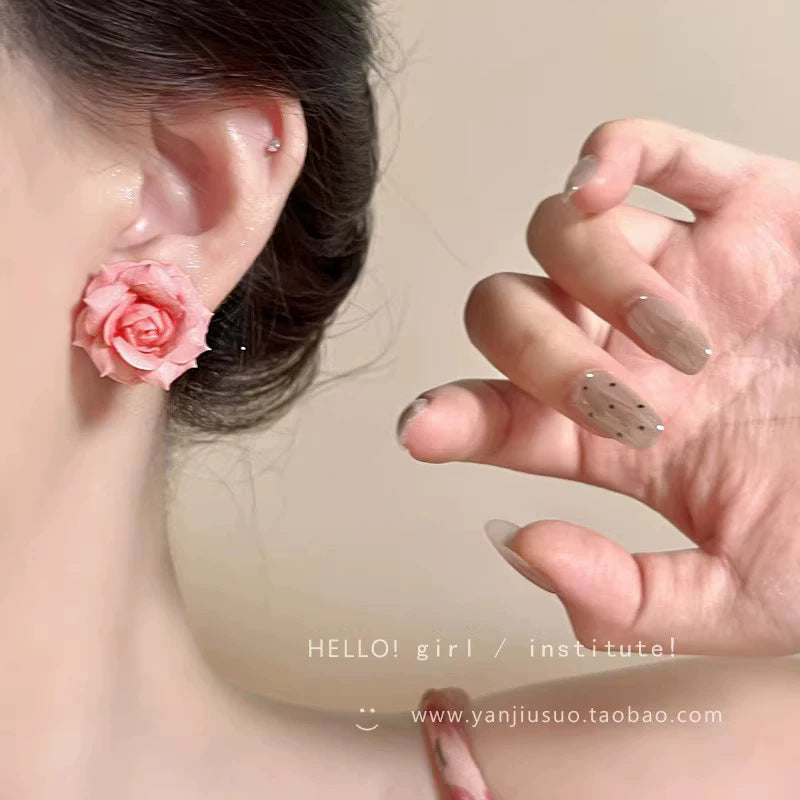 白色花朵耳環－金款細節｜https://igowo.tw/