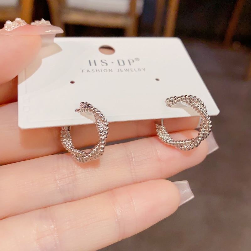 金屬扭紋圓圈纏繞耳環－第二視角實拍｜https://igowo.tw/