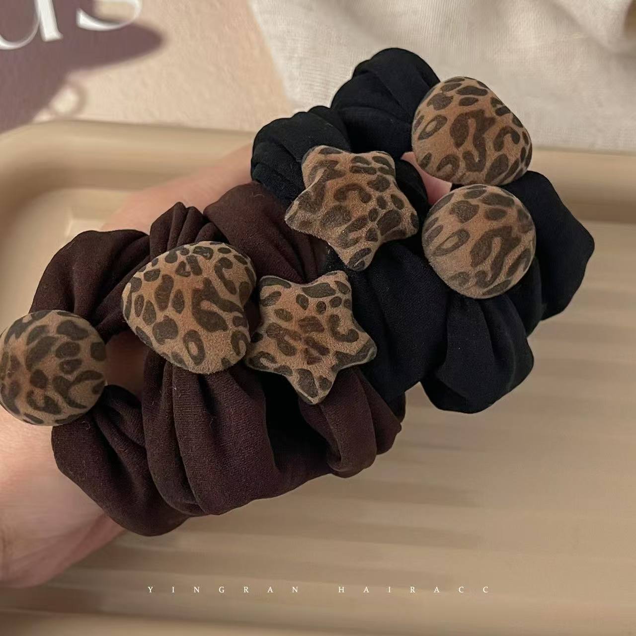 彈力繩豹紋髮圈－星星【黑色】1條款細節2｜https://igowo.tw/
