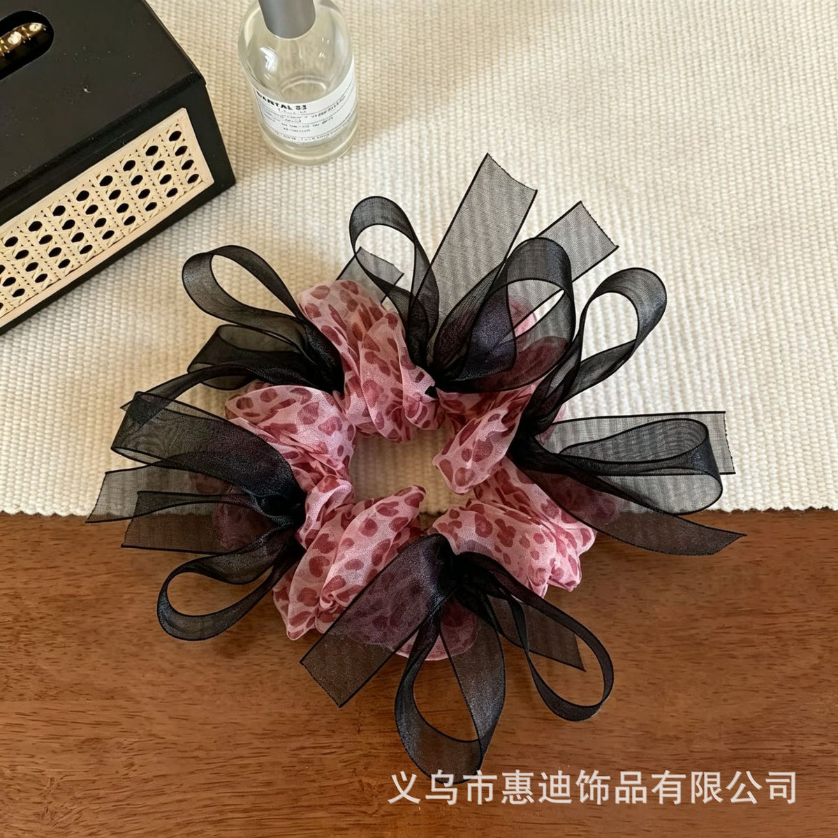 網紗蝴蝶結簡約髮圈－灰色豹紋款細節1｜https://igowo.tw/
