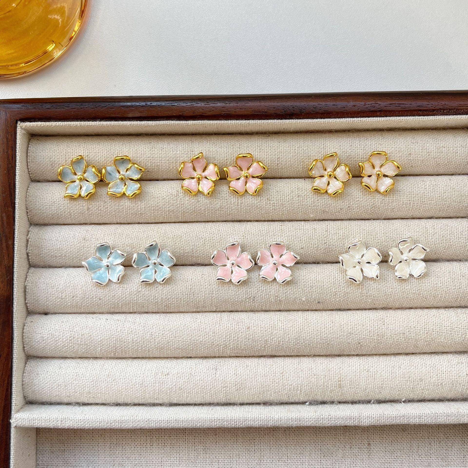 琺瑯櫻花耳釘－商品主圖｜https://igowo.tw/