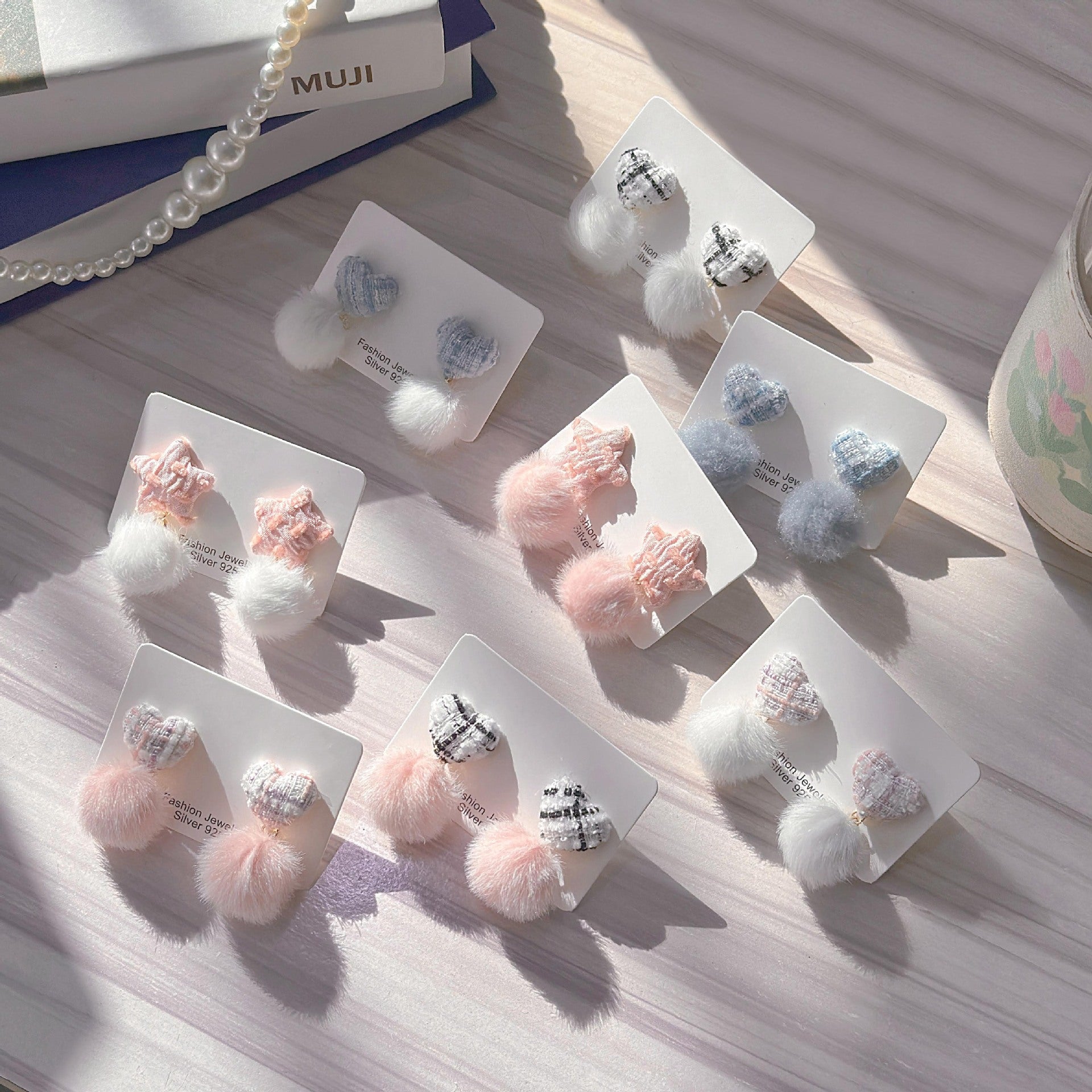 毛球布面格紋愛心耳釘－細節特寫1｜https://igowo.tw/
