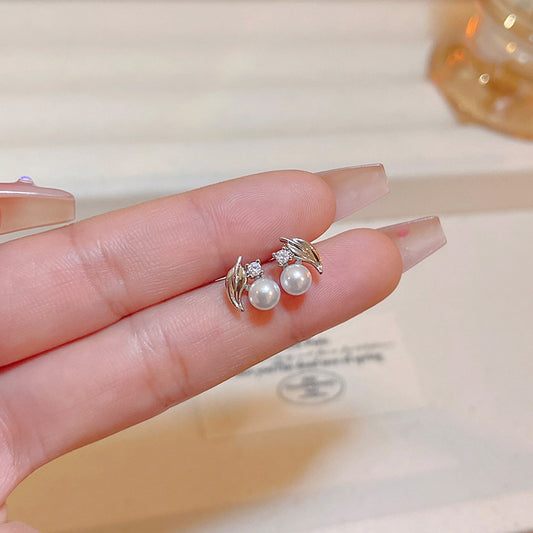 珍珠鋯石微鑲小巧耳釘－商品主圖｜https://igowo.tw/
